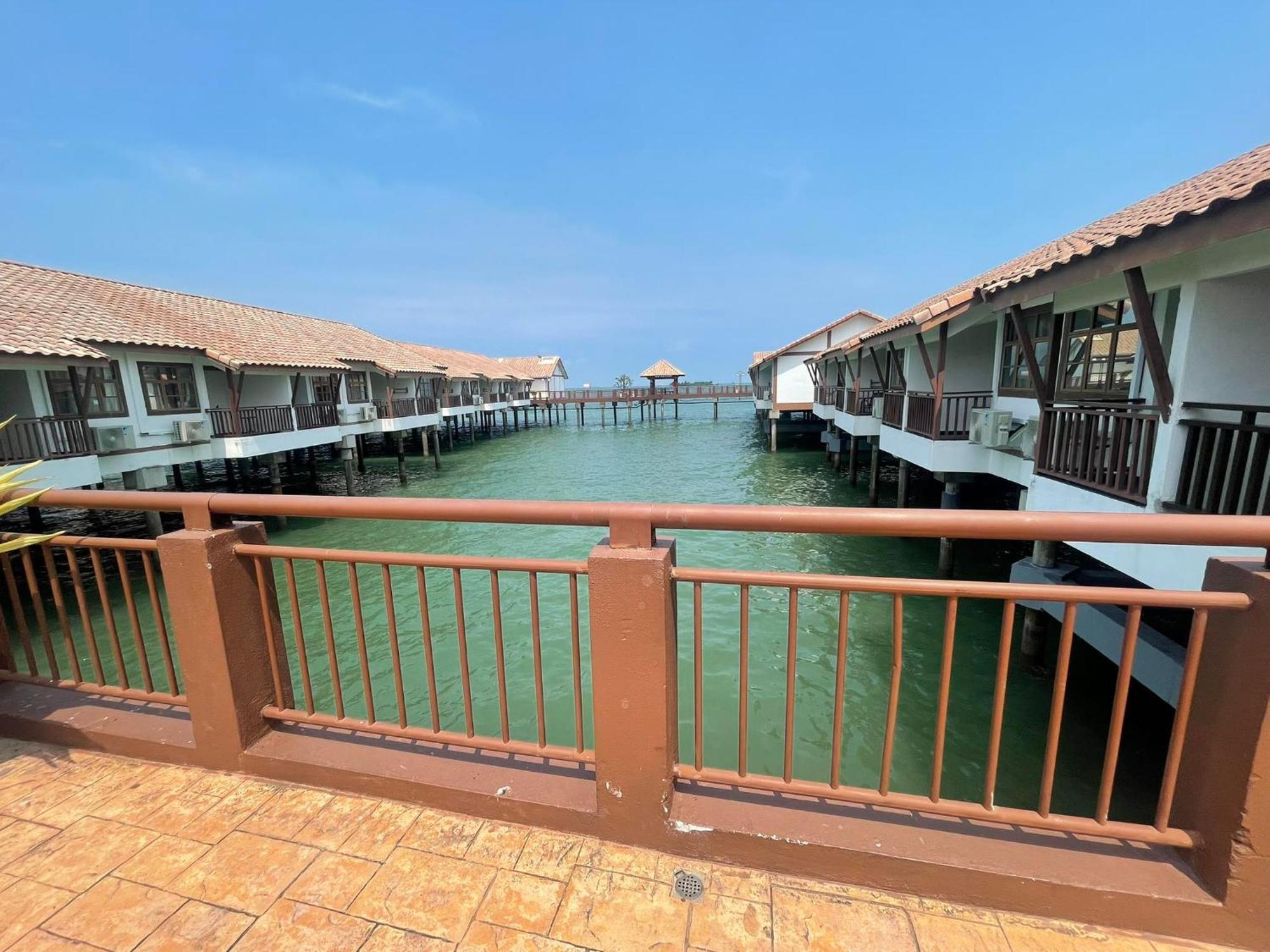 Cuti-Cuti Port Dickson Water Chalet Hotel Exterior photo